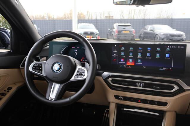 BMW 3-SERIE Touring 330e xDrive | M Sportpakket | Innovation Pack | Driving Assistant Professional