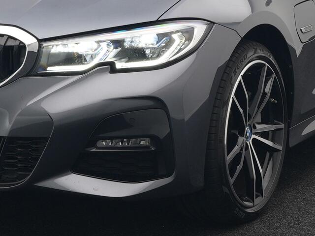 BMW 3-SERIE Touring 330e M Sport Plug In Hybrid 293pk Dealer O.H PHEV | Trekhaak Af Fabriek | Panodak | Head Up | Adaptive Cruise | Apple Carplay | Sfeerverlichting | Alcantara Sportstoelen Verwarmd | Navigatie | Virtual | DAB |