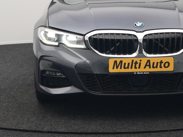 BMW 3-SERIE Touring 330e M Sport Plug In Hybrid 293pk Dealer O.H PHEV | Trekhaak Af Fabriek | Panodak | Head Up | Adaptive Cruise | Apple Carplay | Sfeerverlichting | Alcantara Sportstoelen Verwarmd | Navigatie | Virtual | DAB |