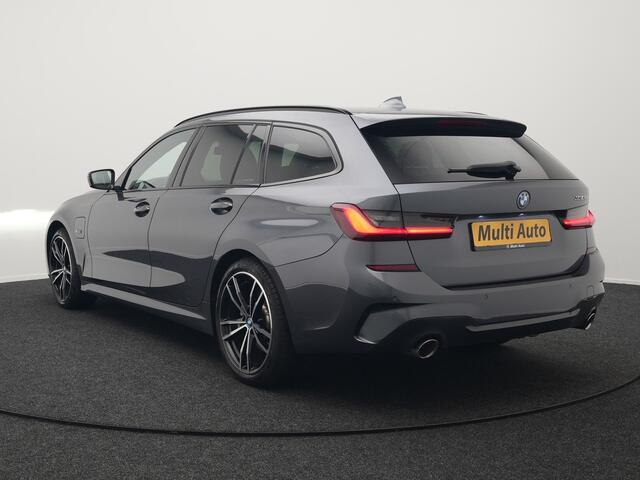 BMW 3-SERIE Touring 330e M Sport Plug In Hybrid 293pk Dealer O.H PHEV | Trekhaak Af Fabriek | Panodak | Head Up | Adaptive Cruise | Apple Carplay | Sfeerverlichting | Alcantara Sportstoelen Verwarmd | Navigatie | Virtual | DAB |