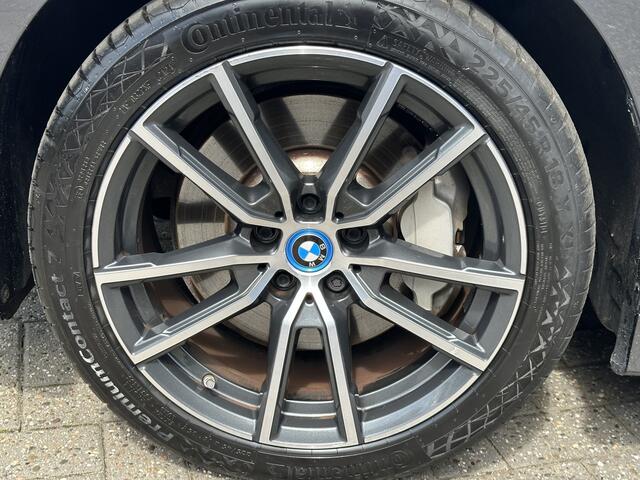 BMW 3-SERIE 330e Sport Line Schuifdak | Laser LED | Leer | Stoelverw. | HiFi
