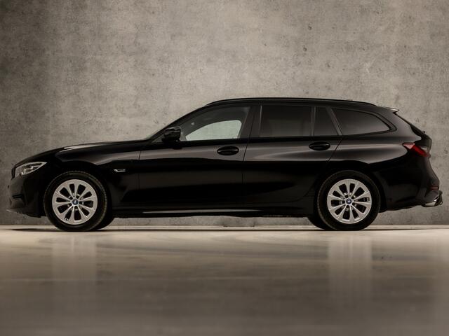 BMW 3-SERIE Touring 320e Sportline 204Pk Automaat (APPLE CARPLAY, GROOT NAVI, COGNAC LEDER, TREKHAAK ELEKTRISCH, STOELVERWARMING, SPORTSTOELEN, CAMERA, GETINT GLAS, ELEK ACHTERKLEP, NIEUWSTAAT)