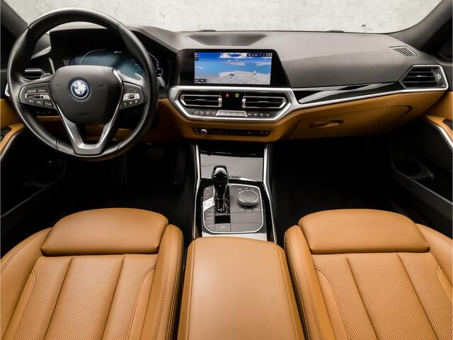 BMW 3-SERIE Touring 320e Sportline 204Pk Automaat (APPLE CARPLAY, GROOT NAVI, COGNAC LEDER, TREKHAAK ELEKTRISCH, STOELVERWARMING, SPORTSTOELEN, CAMERA, GETINT GLAS, ELEK ACHTERKLEP, NIEUWSTAAT)