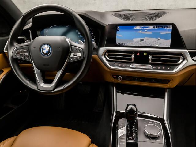 BMW 3-SERIE Touring 320e Sportline 204Pk Automaat (APPLE CARPLAY, GROOT NAVI, COGNAC LEDER, TREKHAAK ELEKTRISCH, STOELVERWARMING, SPORTSTOELEN, CAMERA, GETINT GLAS, ELEK ACHTERKLEP, NIEUWSTAAT)