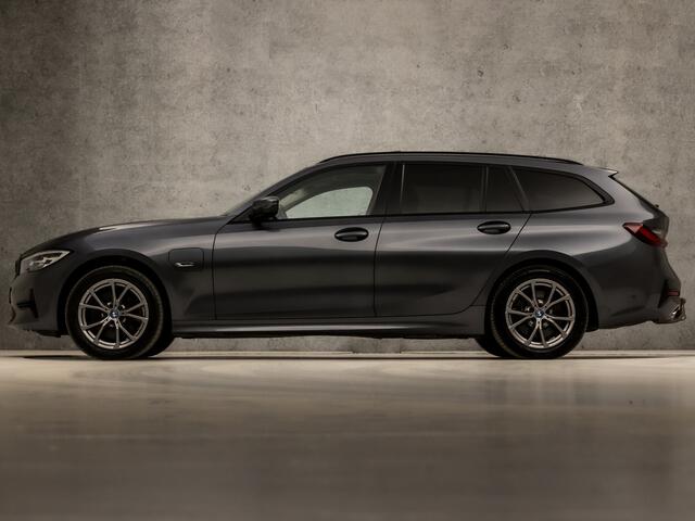 BMW 3-SERIE Touring 320e Sportline 204Pk Automaat (PANORAMADAK, APPLE CARPLAY, 360 CAMERA, SFEERVERLICHTING, TREKHAAK ELEKTRISCH, LEDER, STOELVERWARMING, GETINT GLAS, NIEUWSTAAT)