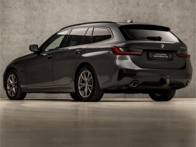 BMW 3-SERIE Touring 320e Sportline 204Pk Automaat (PANORAMADAK, APPLE CARPLAY, 360 CAMERA, SFEERVERLICHTING, TREKHAAK ELEKTRISCH, LEDER, STOELVERWARMING, GETINT GLAS, NIEUWSTAAT)