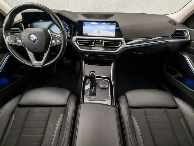 BMW 3-SERIE Touring 320e Sportline 204Pk Automaat (PANORAMADAK, APPLE CARPLAY, 360 CAMERA, SFEERVERLICHTING, TREKHAAK ELEKTRISCH, LEDER, STOELVERWARMING, GETINT GLAS, NIEUWSTAAT)