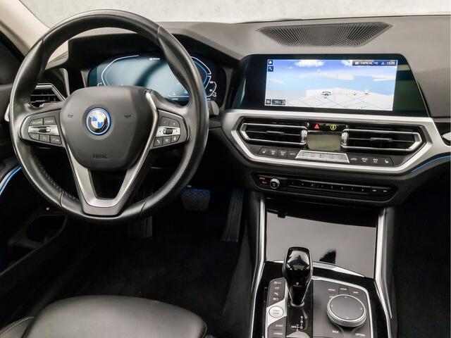 BMW 3-SERIE Touring 320e Sportline 204Pk Automaat (PANORAMADAK, APPLE CARPLAY, 360 CAMERA, SFEERVERLICHTING, TREKHAAK ELEKTRISCH, LEDER, STOELVERWARMING, GETINT GLAS, NIEUWSTAAT)