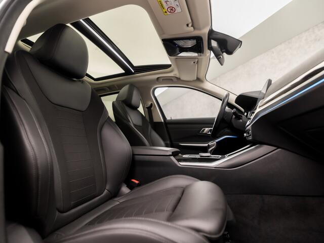 BMW 3-SERIE Touring 320e Sportline 204Pk Automaat (PANORAMADAK, APPLE CARPLAY, 360 CAMERA, SFEERVERLICHTING, TREKHAAK ELEKTRISCH, LEDER, STOELVERWARMING, GETINT GLAS, NIEUWSTAAT)