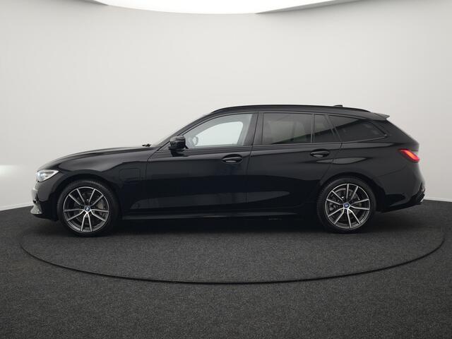 BMW 3-SERIE Touring 330e Sportline Plug In Hybrid 293pk Dealer O.H PHEV | Camera | Cruise Control | Apple Carplay | Harman & Kardon | Lederen Sportstoelen Verwarmd | Front Assist | Navigatie | Sfeerverlichting | Virtual | DAB |
