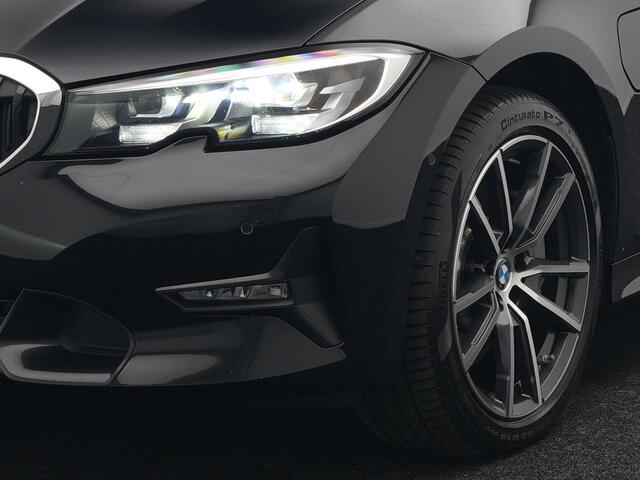 BMW 3-SERIE Touring 330e Sportline Plug In Hybrid 293pk Dealer O.H PHEV | Camera | Cruise Control | Apple Carplay | Harman & Kardon | Lederen Sportstoelen Verwarmd | Front Assist | Navigatie | Sfeerverlichting | Virtual | DAB |