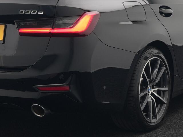 BMW 3-SERIE Touring 330e Sportline Plug In Hybrid 293pk Dealer O.H PHEV | Camera | Cruise Control | Apple Carplay | Harman & Kardon | Lederen Sportstoelen Verwarmd | Front Assist | Navigatie | Sfeerverlichting | Virtual | DAB |
