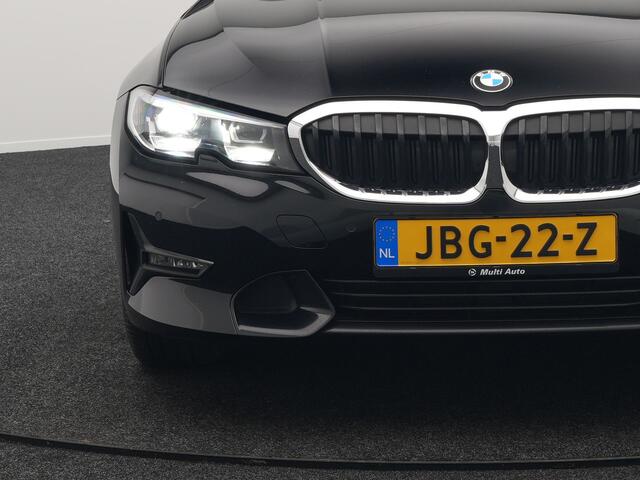 BMW 3-SERIE Touring 330e Sportline Plug In Hybrid 293pk Dealer O.H PHEV | Camera | Cruise Control | Apple Carplay | Harman & Kardon | Lederen Sportstoelen Verwarmd | Front Assist | Navigatie | Sfeerverlichting | Virtual | DAB |