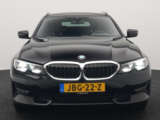 BMW 3-SERIE Touring 330e Sportline Plug In Hybrid 293pk Dealer O.H PHEV | Camera | Cruise Control | Apple Carplay | Harman & Kardon | Lederen Sportstoelen Verwarmd | Front Assist | Navigatie | Sfeerverlichting | Virtual | DAB |