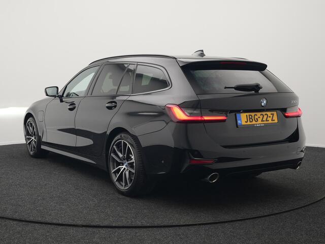 BMW 3-SERIE Touring 330e Sportline Plug In Hybrid 293pk Dealer O.H PHEV | Camera | Cruise Control | Apple Carplay | Harman & Kardon | Lederen Sportstoelen Verwarmd | Front Assist | Navigatie | Sfeerverlichting | Virtual | DAB |
