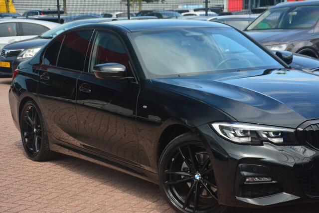 BMW 3-SERIE 320d xDrive High Executive ZEER COMPLEET met oa elektrische trekhaak led leer alcantara virtuele cockpit navigatie HARMAN KARDON Headup display pdc camera