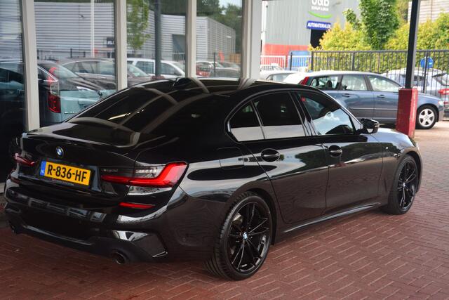 BMW 3-SERIE 320d xDrive High Executive ZEER COMPLEET met oa elektrische trekhaak led leer alcantara virtuele cockpit navigatie HARMAN KARDON Headup display pdc camera