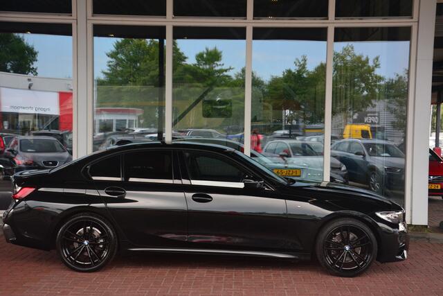 BMW 3-SERIE 320d xDrive High Executive ZEER COMPLEET met oa elektrische trekhaak led leer alcantara virtuele cockpit navigatie HARMAN KARDON Headup display pdc camera