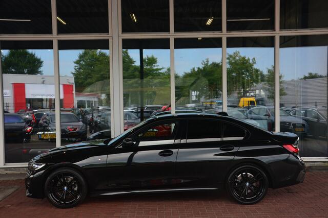 BMW 3-SERIE 320d xDrive High Executive ZEER COMPLEET met oa elektrische trekhaak led leer alcantara virtuele cockpit navigatie HARMAN KARDON Headup display pdc camera