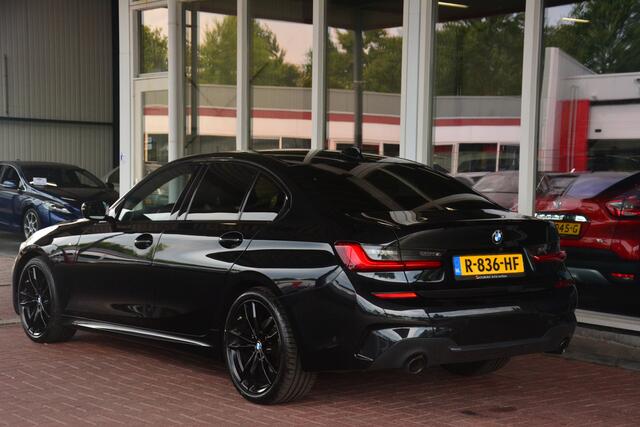 BMW 3-SERIE 320d xDrive High Executive ZEER COMPLEET met oa elektrische trekhaak led leer alcantara virtuele cockpit navigatie HARMAN KARDON Headup display pdc camera