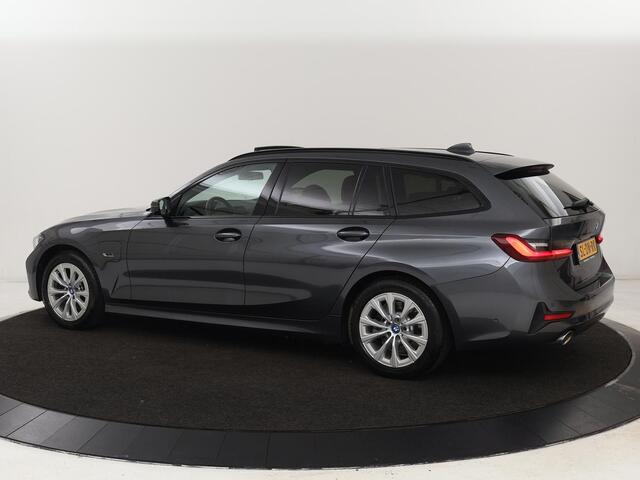 BMW 3-SERIE 320e Advantage | Panoramadak | Adaptive cruise | LaserLight | Leder | Sportstoelen | Stoelverwarming | Camera | Carplay | Live Cockpit | Sfeerverlichting | Navigatie | Keyless | PHEV | Plug In