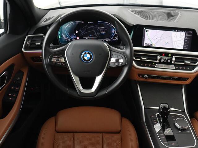BMW 3-SERIE 320e Advantage | Panoramadak | Adaptive cruise | LaserLight | Leder | Sportstoelen | Stoelverwarming | Camera | Carplay | Live Cockpit | Sfeerverlichting | Navigatie | Keyless | PHEV | Plug In