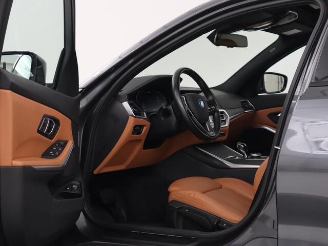 BMW 3-SERIE 320e Advantage | Panoramadak | Adaptive cruise | LaserLight | Leder | Sportstoelen | Stoelverwarming | Camera | Carplay | Live Cockpit | Sfeerverlichting | Navigatie | Keyless | PHEV | Plug In
