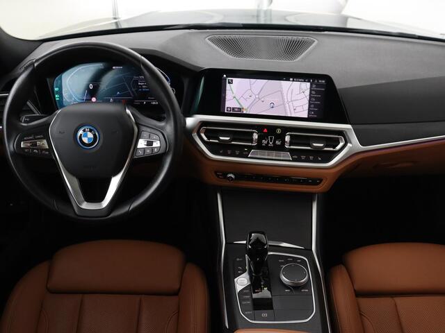 BMW 3-SERIE 320e Advantage | Panoramadak | Adaptive cruise | LaserLight | Leder | Sportstoelen | Stoelverwarming | Camera | Carplay | Live Cockpit | Sfeerverlichting | Navigatie | Keyless | PHEV | Plug In