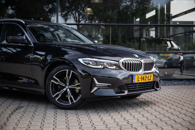 BMW 3-SERIE Touring 320i High Executive , Pano, Trekhaak, Camera, Leder