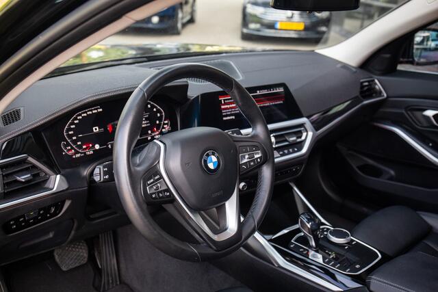 BMW 3-SERIE Touring 320i High Executive , Pano, Trekhaak, Camera, Leder