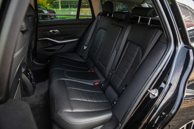 BMW 3-SERIE Touring 320i High Executive , Pano, Trekhaak, Camera, Leder