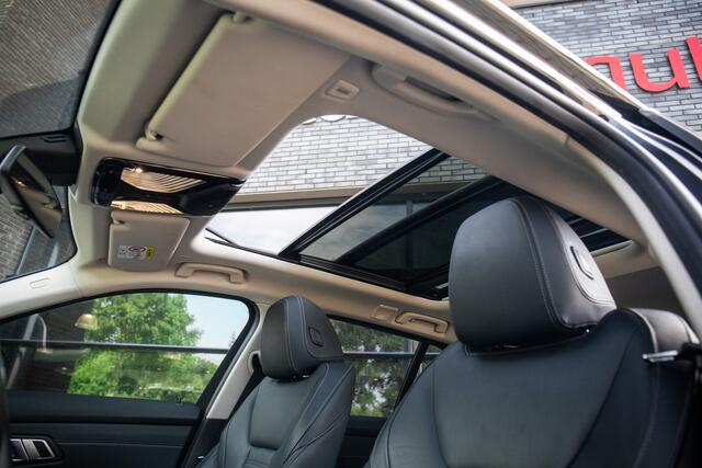 BMW 3-SERIE Touring 320i High Executive , Pano, Trekhaak, Camera, Leder