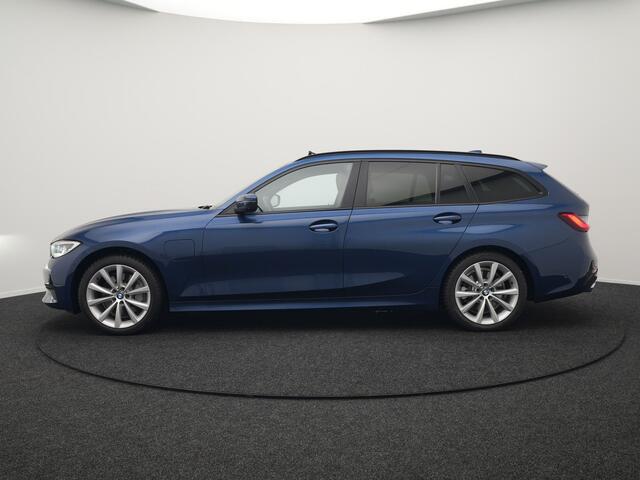 BMW 3-SERIE Touring 330e Plug In Hybrid 293pk Dealer O.H PHEV | Trekhaak Af Fabriek | Panodak | Laser LED | Head Up | 360 Camera | Adaptive Cruise | Keyless | Carplay | Lederen Sportstoelen Memory & Verwarmd | Sfeerverlichting | Navigatie |