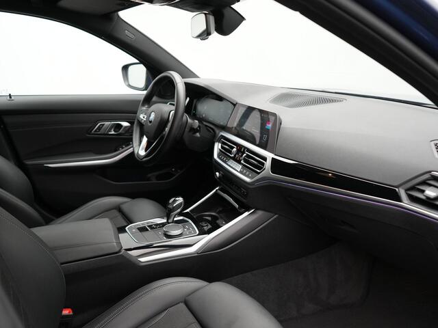 BMW 3-SERIE Touring 330e Plug In Hybrid 293pk Dealer O.H PHEV | Trekhaak Af Fabriek | Panodak | Laser LED | Head Up | 360 Camera | Adaptive Cruise | Keyless | Carplay | Lederen Sportstoelen Memory & Verwarmd | Sfeerverlichting | Navigatie |