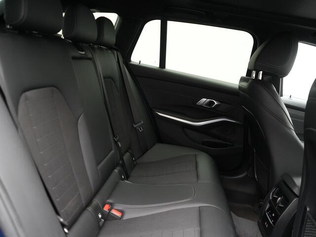 BMW 3-SERIE Touring 330e Plug In Hybrid 293pk Dealer O.H PHEV | Trekhaak Af Fabriek | Panodak | Laser LED | Head Up | 360 Camera | Adaptive Cruise | Keyless | Carplay | Lederen Sportstoelen Memory & Verwarmd | Sfeerverlichting | Navigatie |