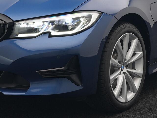BMW 3-SERIE Touring 330e Plug In Hybrid 293pk Dealer O.H PHEV | Trekhaak Af Fabriek | Panodak | Laser LED | Head Up | 360 Camera | Adaptive Cruise | Keyless | Carplay | Lederen Sportstoelen Memory & Verwarmd | Sfeerverlichting | Navigatie |