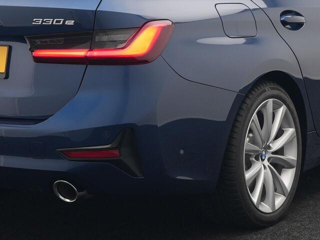 BMW 3-SERIE Touring 330e Plug In Hybrid 293pk Dealer O.H PHEV | Trekhaak Af Fabriek | Panodak | Laser LED | Head Up | 360 Camera | Adaptive Cruise | Keyless | Carplay | Lederen Sportstoelen Memory & Verwarmd | Sfeerverlichting | Navigatie |
