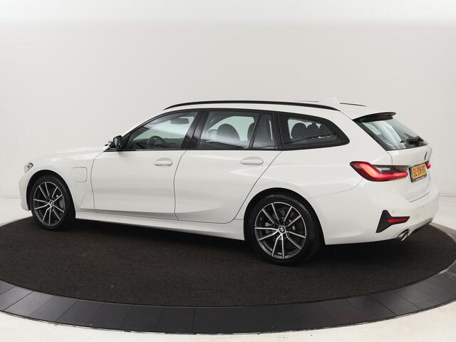 BMW 3-SERIE 330e Sport Line | Stoelverwarming | Adaptive cruise | Sportstoelen | Sfeerverlichting | Navigatie | Full LED | Half leder | Live Cockpit | Parkeerhulp | Climate control | PHEV | Plug In