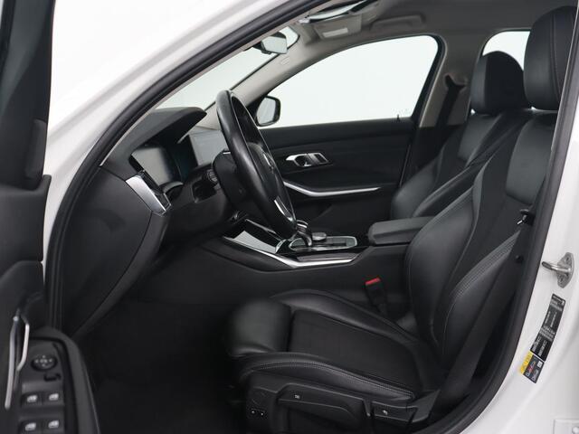 BMW 3-SERIE 330e Sport Line | Stoelverwarming | Adaptive cruise | Sportstoelen | Sfeerverlichting | Navigatie | Full LED | Half leder | Live Cockpit | Parkeerhulp | Climate control | PHEV | Plug In