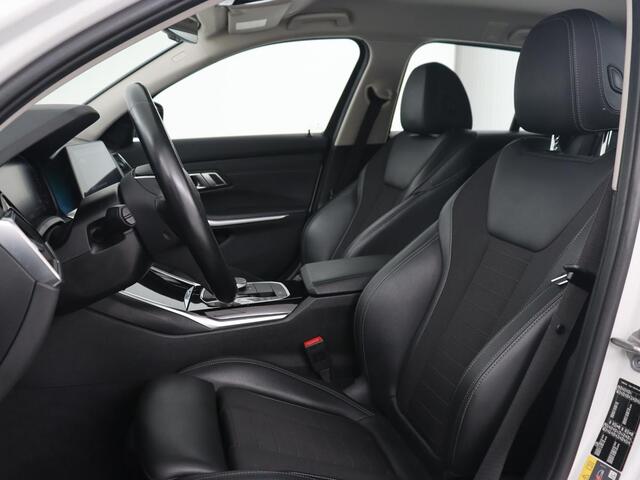 BMW 3-SERIE 330e Sport Line | Stoelverwarming | Adaptive cruise | Sportstoelen | Sfeerverlichting | Navigatie | Full LED | Half leder | Live Cockpit | Parkeerhulp | Climate control | PHEV | Plug In