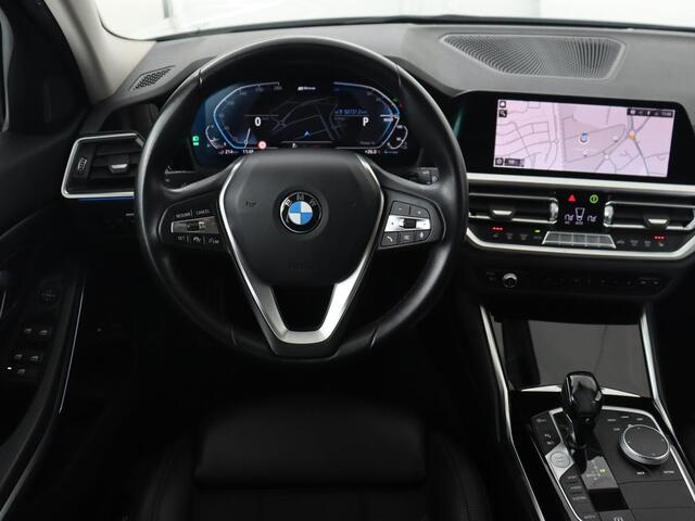 BMW 3-SERIE 330e Sport Line | Stoelverwarming | Adaptive cruise | Sportstoelen | Sfeerverlichting | Navigatie | Full LED | Half leder | Live Cockpit | Parkeerhulp | Climate control | PHEV | Plug In