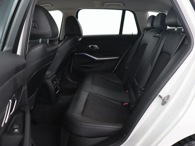 BMW 3-SERIE 330e Sport Line | Stoelverwarming | Adaptive cruise | Sportstoelen | Sfeerverlichting | Navigatie | Full LED | Half leder | Live Cockpit | Parkeerhulp | Climate control | PHEV | Plug In