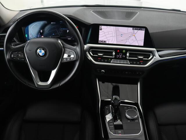 BMW 3-SERIE 330e Sport Line | Stoelverwarming | Adaptive cruise | Sportstoelen | Sfeerverlichting | Navigatie | Full LED | Half leder | Live Cockpit | Parkeerhulp | Climate control | PHEV | Plug In