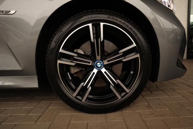 BMW 3-SERIE Sedan 330e | M Sportpakket