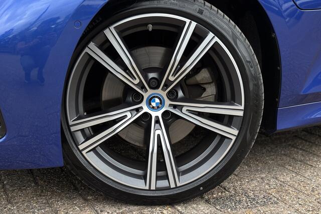 BMW 3-SERIE Touring 330e M-sport LCI Facelift | Adaptive Cruise | Laser | Camera | 19' Inch individual