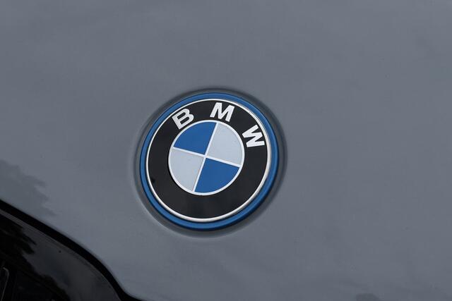 BMW 3-SERIE Touring 330e M-Sport LCI | Memory | Trekhaak | Camera | Laserlight | Adaptive Cruise