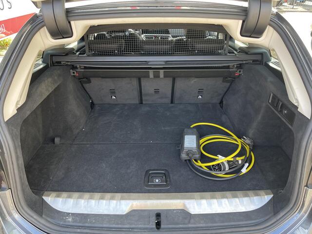 BMW 3-SERIE Touring 330e xDrive Sport Line 17"/Trekhaak/Sportstoelen/Stoel + stuurverwarming/PDC/Apple Carplay & Android Auto