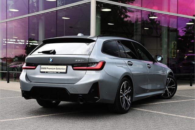 BMW 3-SERIE Touring 330i M Sport Automaat / Panoramadak / Sportstoelen / Adaptieve LED / Achteruitrijcamera / M Sportonderstel / Parking Assistant / Live Cockpit Professional