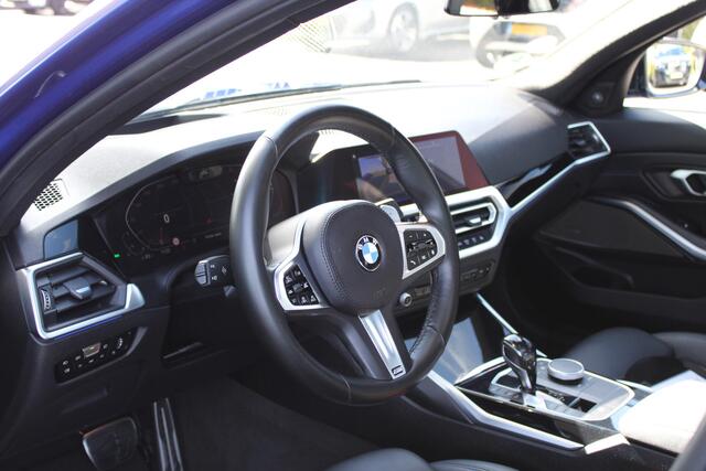 BMW 3-SERIE 330i High Executive M Sport Automaat / Schuif-Kanteldak / Sportstoelen / Achteruitrijcamera / Laserlight / Comfort Access / Head-Up / Harman Kardon / Gesture Control