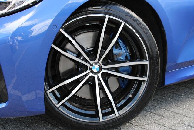 BMW 3-SERIE 330i High Executive M Sport Automaat / Schuif-Kanteldak / Sportstoelen / Achteruitrijcamera / Laserlight / Comfort Access / Head-Up / Harman Kardon / Gesture Control